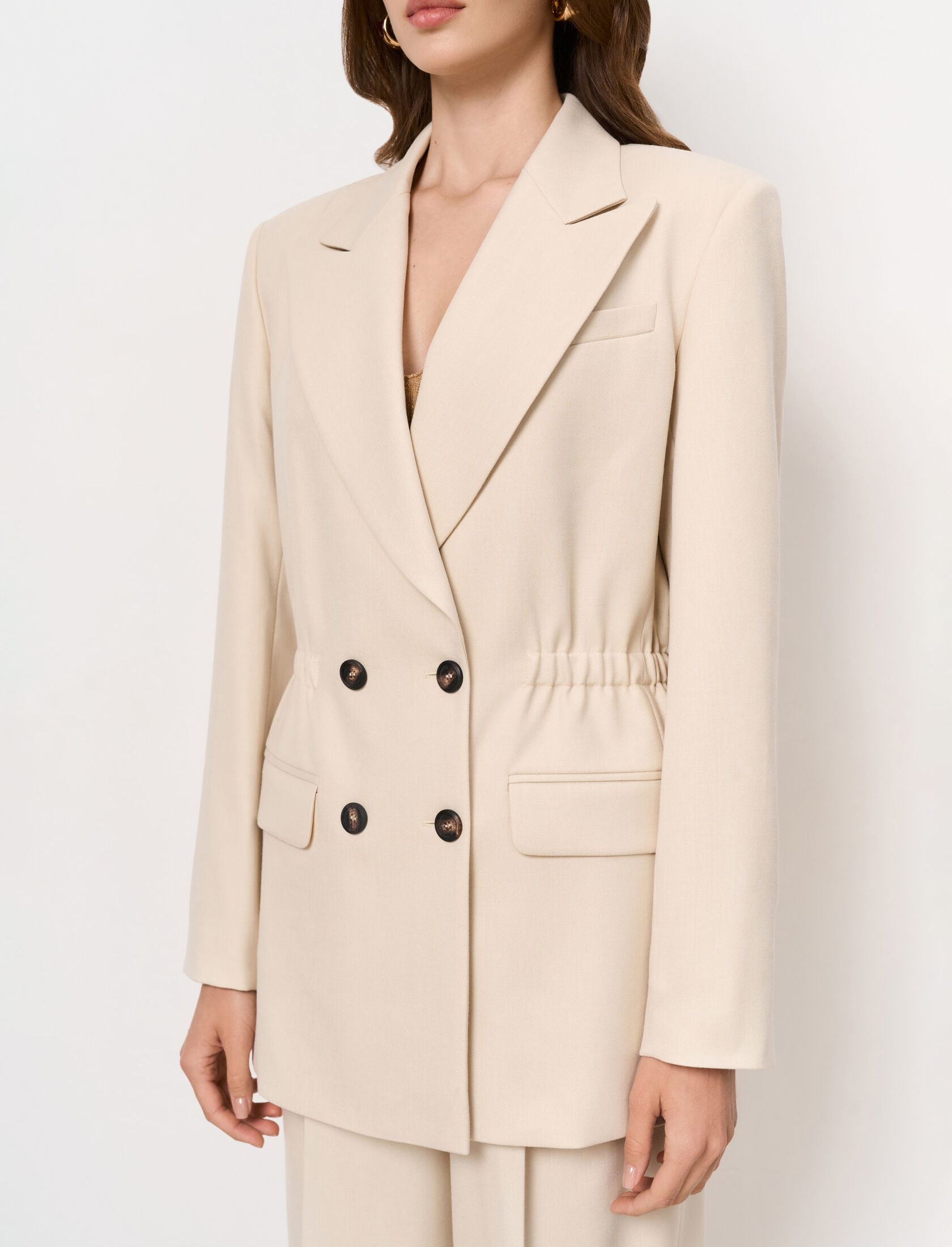 Двубортный жакет с акцентом на талии