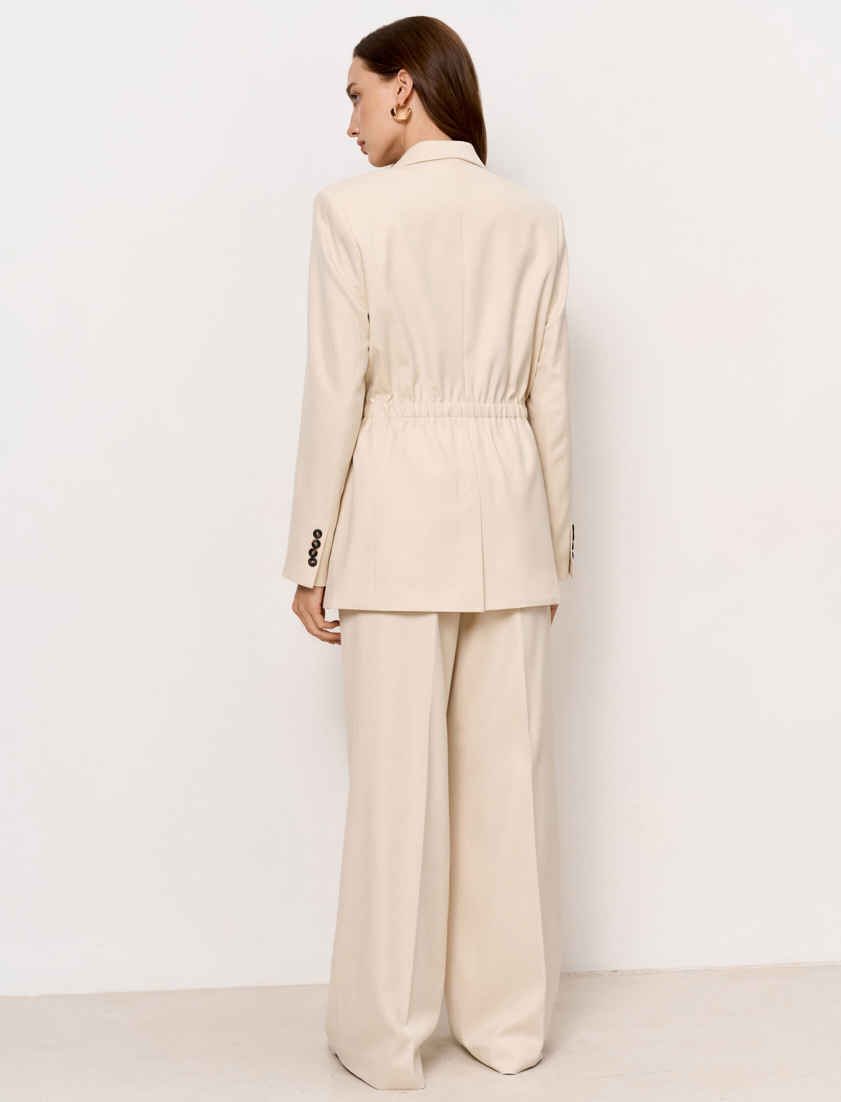 Двубортный жакет с акцентом на талии