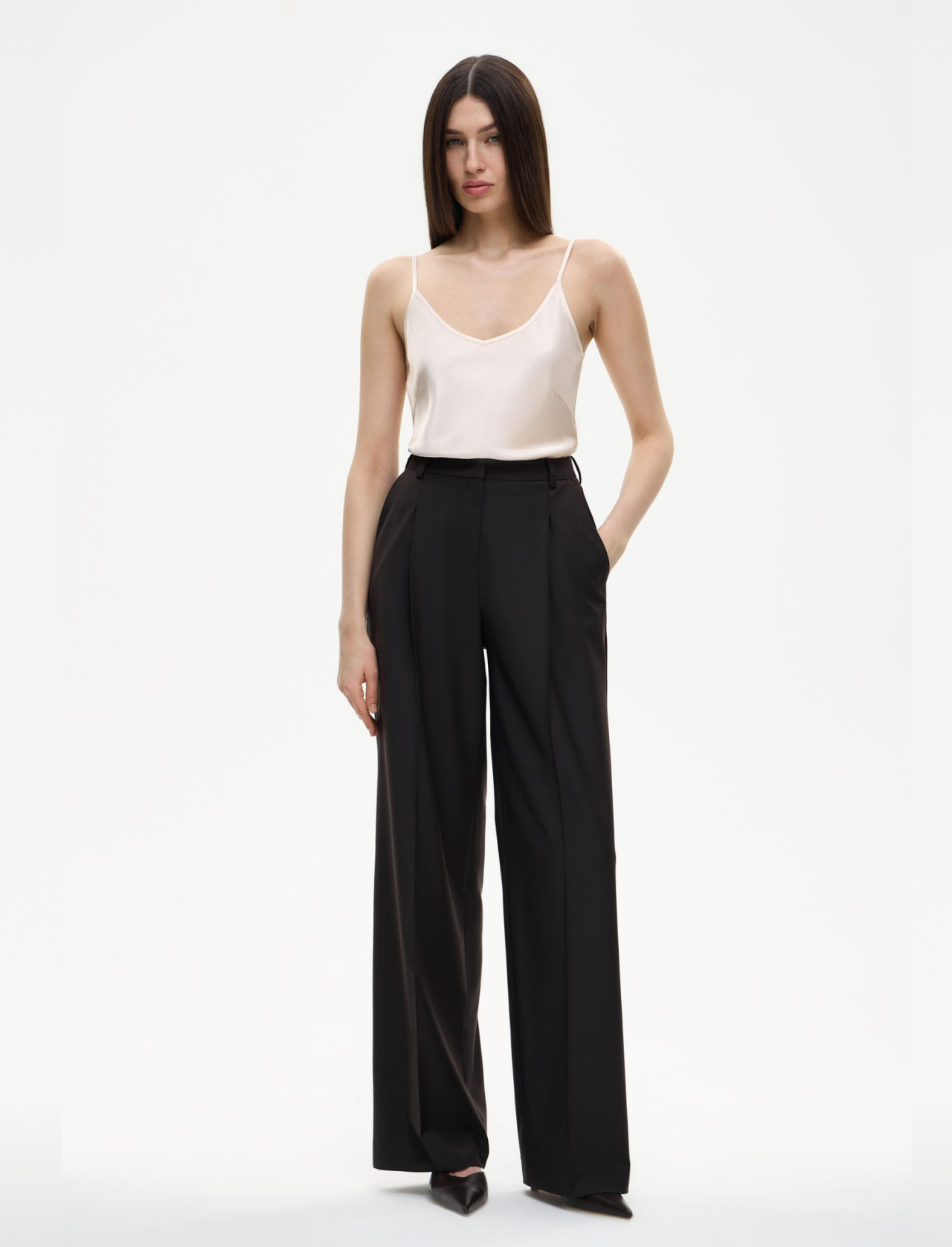 Брюки с защипами свободного кроя шоколадного цвета