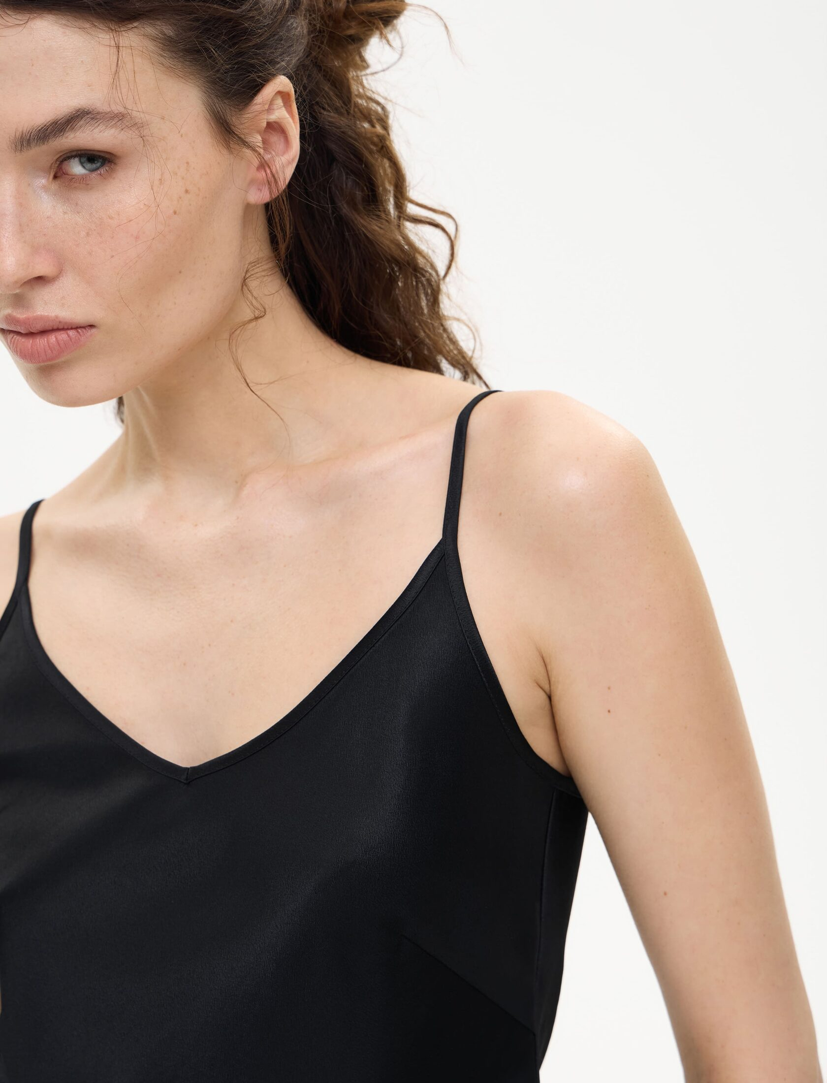 Топ из струящейся вискозы черного цвета