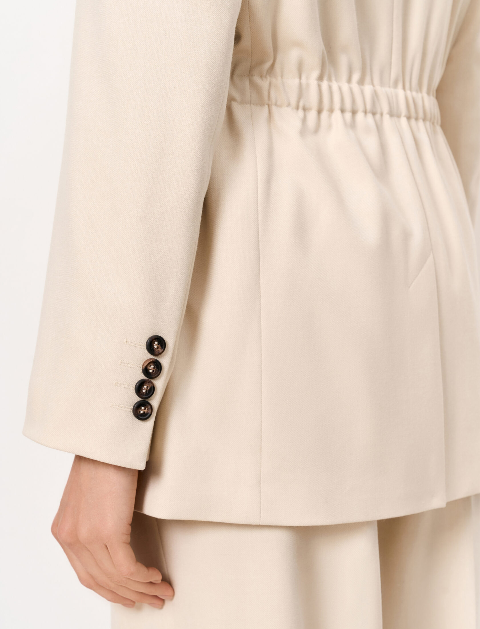 Двубортный жакет с акцентом на талии