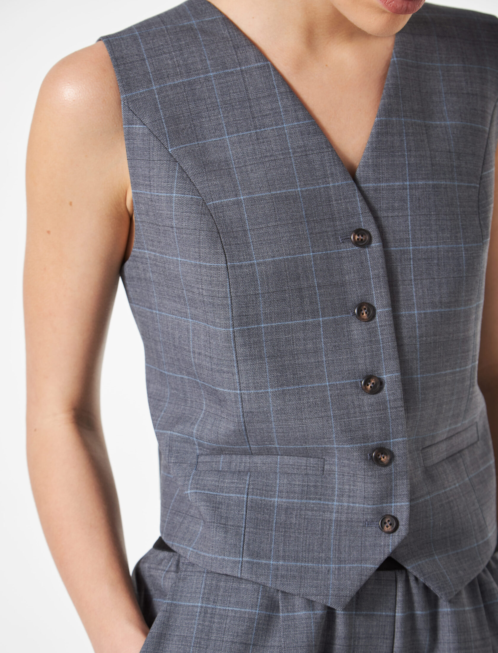 Костюмный жилет