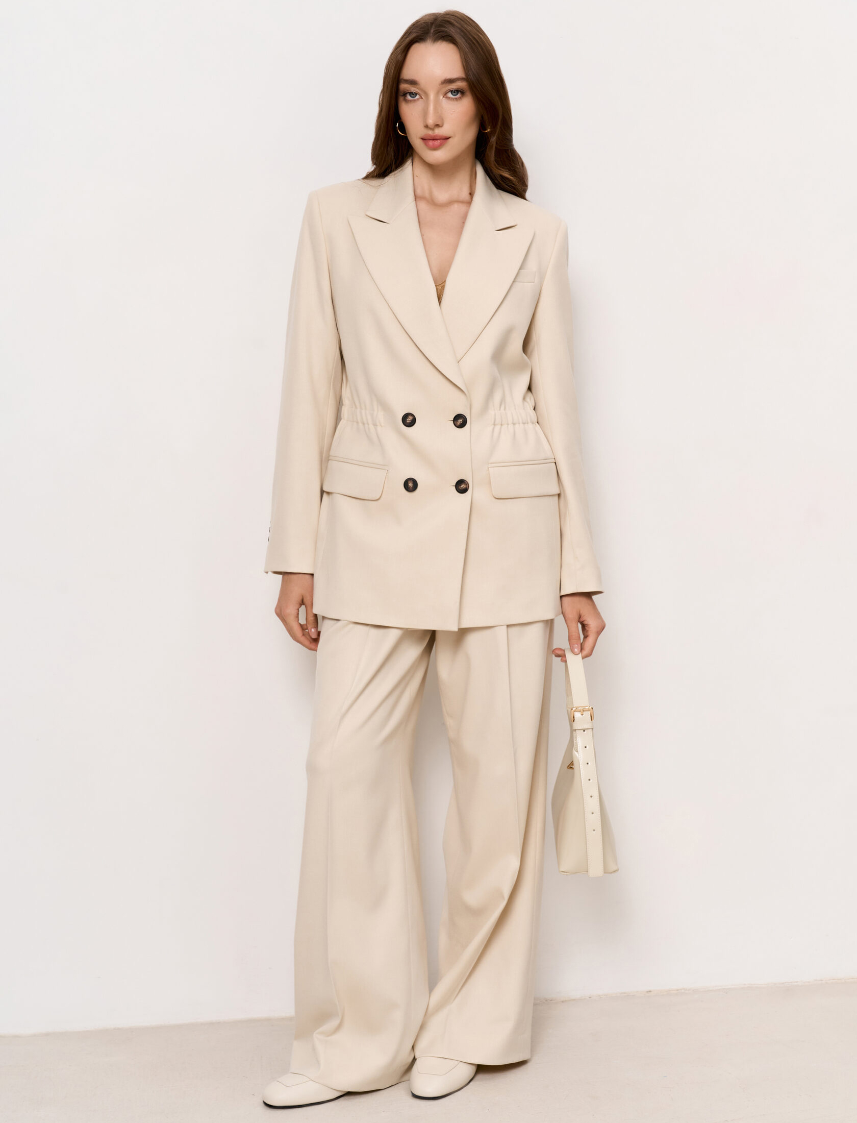 Двубортный жакет с акцентом на талии